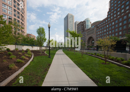 Passeggiata di Rose Kennedy Greenway nella parte anteriore del Boston Harbor Hotel, Boston, Massachusetts, STATI UNITI D'AMERICA Foto Stock