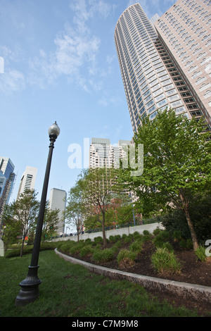 Basso angolo di visione degli edifici in una città, Rose Kennedy Greenway, Boston, Massachusetts, STATI UNITI D'AMERICA Foto Stock