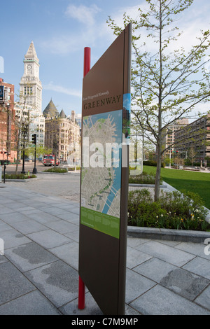 Mappa di Rose Kennedy Greenway con Custom House Torre in background, Boston, Massachusetts, STATI UNITI D'AMERICA Foto Stock