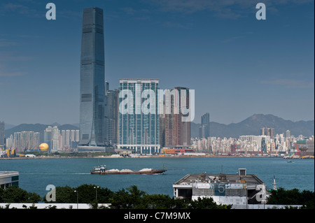 Vista sul lato di Kowloon dall Isola di Hong Kong con la ICC International Commerce Center come il più alto edificio. Foto Stock