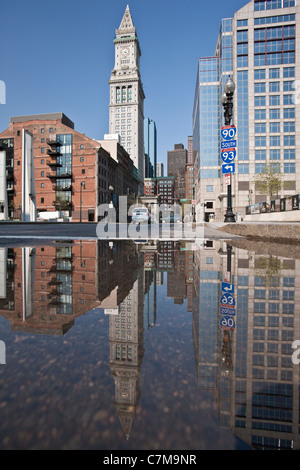 Custom House Torre riflessa in una pozzanghera a Rose Kennedy Greenway, Boston, Massachusetts, STATI UNITI D'AMERICA Foto Stock