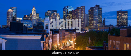 Edifici illuminata di notte in una città, Hanover Street, Boston, Massachusetts, STATI UNITI D'AMERICA Foto Stock