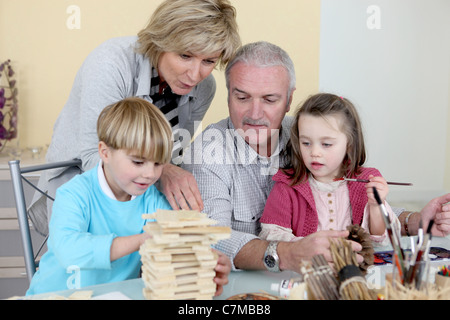 I nonni di trascorrere del tempo con i loro nipoti Foto Stock