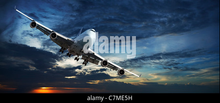 Panoramica di un aeromobile jet crociera in un Cielo di tramonto Foto Stock