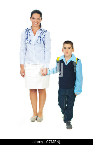 Azienda madre figlio mano,parlando e andando insieme nel primo giorno di scuola Foto Stock