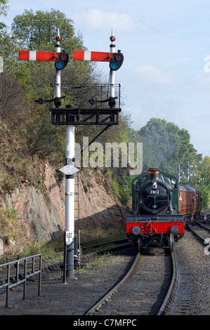 Gwr manor classe n. 7812 erlestoke manor locomotiva avvicinando bewdley stazione, worcestershire in Severn Valley Railway Foto Stock