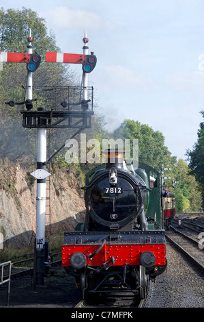 Gwr manor classe n. 7812 erlestoke manor locomotiva avvicinando bewdley stazione, worcestershire in Severn Valley Railway Foto Stock