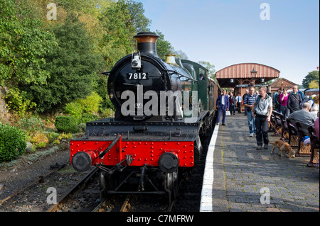 Gwr manor classe n. 7812 erlestoke manor locomotiva a vapore a bewdley stazione, worcestershire in Severn Valley Railway Foto Stock