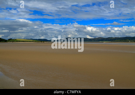 Morecambe Bay e il Leven estuario. Il viadotto della Furness ferrovia attraversa l'estuario al di sopra delle velme della baia. Foto Stock