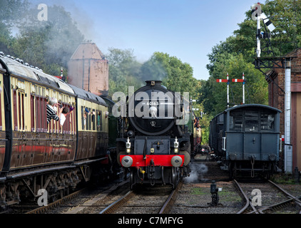 Peppe a1 pacific n. 60163 tornado locomotiva a vapore si avvicina a bewdley stazione, worcestershire in Severn Valley Railway Foto Stock