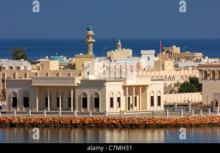 Le case bianche della città portuale Sur tra la laguna blu e il Golfo di Oman, il sultanato di Oman Foto Stock