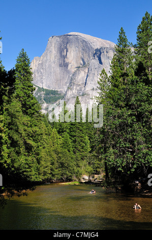 La gente nelle tubazioni di Merced River sotto mezza cupola. Parco Nazionale di Yosemite in California, Stati Uniti d'America. Foto Stock