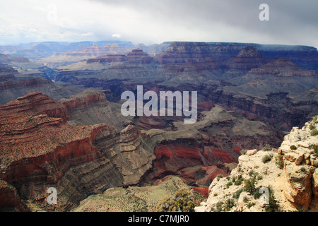 Grand Canyon da Moran punto sul bordo sud con una tempesta oltre il bordo settentrionale della distanza Foto Stock