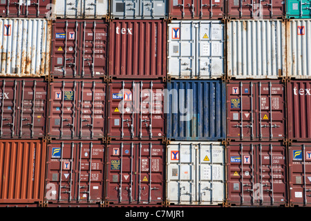 Pila di contenitori di trasporto merci al dock Foto Stock