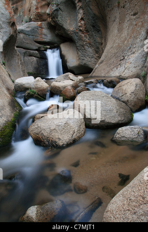 L'immagine verticale di lisce come la seta la cascata nel granito scolpito canyon di McGee Creek Foto Stock