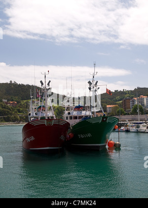 Ritratto verticale di due commerciali di pesca del tonno nel porto. Bermeo, Paesi Baschi, Spagna. Foto Stock