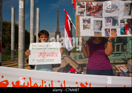 Parigi, Francia, Arabi la manifestazione di sostegno alla rivoluzione dello Yemen presso il monumento alla pace. Foto Stock