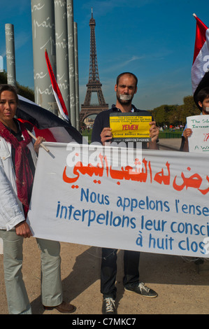 Parigi, Francia, Ritratto Man Holding segno di protesta, bocca imbavagliata, dimostrazione di primavera araba a sostegno della rivoluzione dello Yemen al Monumento della Pace. Cartelli dimostrativi Foto Stock