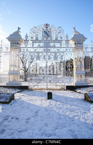 Ferro battuto cancelli ornamentali a Chirk Castle in inverno Foto Stock