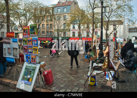 [Place de Tertre] Montmarte, artisti impostare dipinti a vendere davanti le caffetterie colorate. Foto Stock