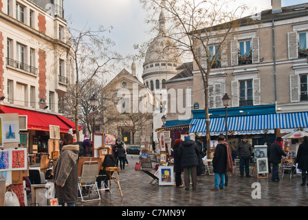 Atmosferica scena di strada, Montmartre. Artisti con dipinti/ cavalletti e coloratissimo shop tende con il basilicale Sacre Coeur Foto Stock