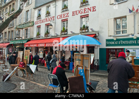 Parigi. Autunno / Inverno giorno. Gli artisti locali impostare i cavalletti di fronte al ristorante Chez Eugene, Place de Tertre, Montmartre. Foto Stock