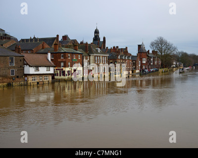 Fiume Ouse burst si tratta di banche nel centro di York, visto dal Ponte Ouse, Bridge Street Foto Stock