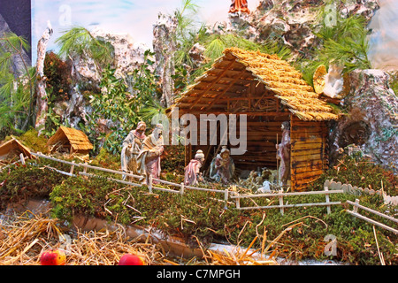 Presepe della nascita di Gesù in un vecchio cottage Foto Stock