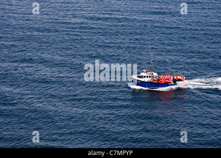 La pesca in barca passando sotto le scogliere a Portland Dorset Inghilterra Foto Stock