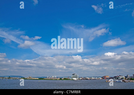 La vista sulla baia di Cardiff in Galles presentava cieli spettacolari, con la baia che fornisce un primo piano panoramico. Il pittoresco paesaggio mostrava la bellezza naturale della regione, in particolare se visto dalla prospettiva settentrionale. Foto Stock