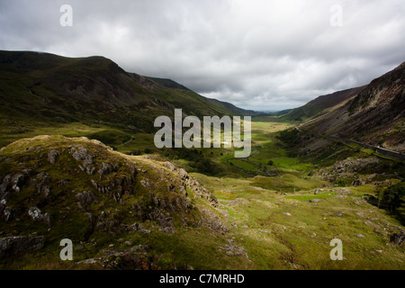 Vista di Nant Ffrancon passano in Snowdonia su un giorno di tempesta Foto Stock