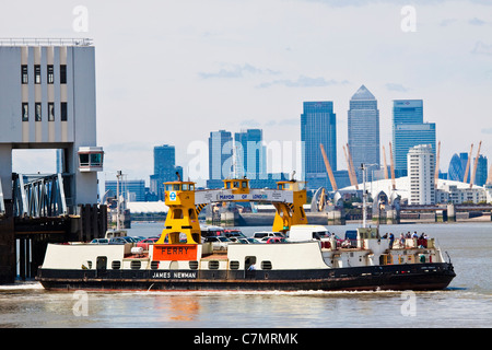 Woolwich Ferry attraversando il fiume Tamigi con Canary Wharf dietro Foto Stock