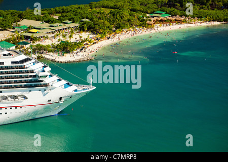 Nave da crociera ancorata di fronte spiaggia tropicale Foto Stock