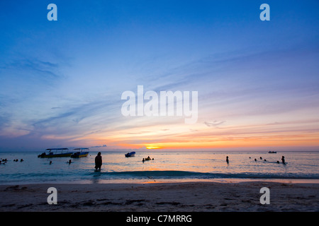 Tramonto sulla spiaggia. West Bay Beach sull'Isola di Roatan, Honduras Foto Stock