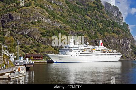 Fred Olsen crociera Boudicca ormeggiata presso il molo nel villaggio norvegese Flåm all'estremità sud di Aurlandsfjorden Foto Stock