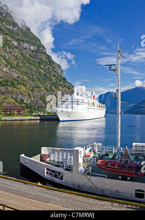 Fred Olsen crociera Boudicca ormeggiata presso il molo nel villaggio norvegese Flåm all'estremità sud di Aurlandsfjorden Foto Stock