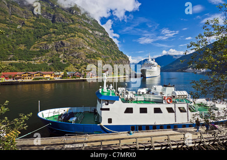 Fred Olsen crociera Boudicca ormeggiata presso il molo nel villaggio norvegese Flåm all'estremità sud di Aurlandsfjorden Foto Stock