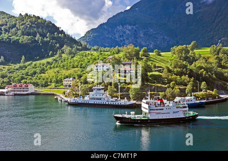 Fjord1 car ferry Fjaerlandsfjord sta lasciando Flaam porto nella parte occidentale della Norvegia a sud della fine Aurlandsfjorden Foto Stock