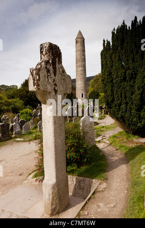 Irlanda, Co Wicklow, Glendalough, storico sito monastico, St Kevins cross, desiderando croce e torre rotonda Foto Stock