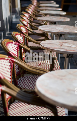Sedie e tavoli fuori un street cafe a Utrecht, Paesi Bassi Foto Stock