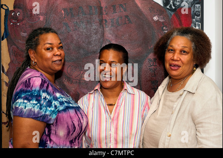 Tre donne senior amici a ritratto giorno, African American Museum di Nassau County, Hempstead, New York, 17 Settembre 2011 Foto Stock