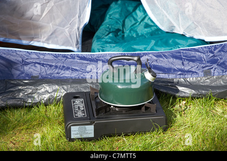 Acqua bollente nel bollitore stufa a gas il tè del mattino il calore Foto  stock - Alamy