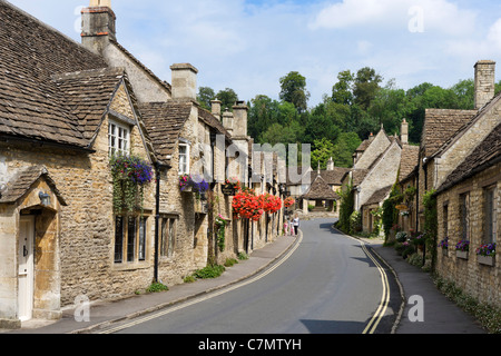 Vista giù per la strada principale del pittoresco villaggio di Castle Combe, Wiltshire, Inghilterra, Regno Unito Foto Stock