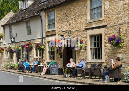 Castle Inn Hotel si trova nel pittoresco villaggio di Castle Combe, Wiltshire, Inghilterra, Regno Unito Foto Stock