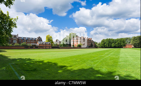 I campi da gioco di Eton con gli edifici scolastici dietro, Berkshire, Inghilterra, Regno Unito Foto Stock