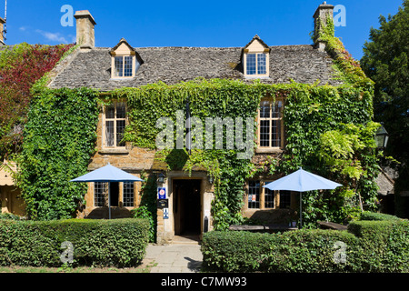 Il Falkland Arms pub nel villaggio Costwold di grande Tew, Oxfordshire, England, Regno Unito Foto Stock