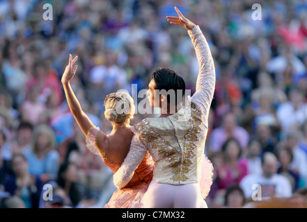 Il Boston Ballet esegue con Boston Orchestra di punti di riferimento in corrispondenza del portello Shell sulla spianata di Boston, Massachusetts Foto Stock