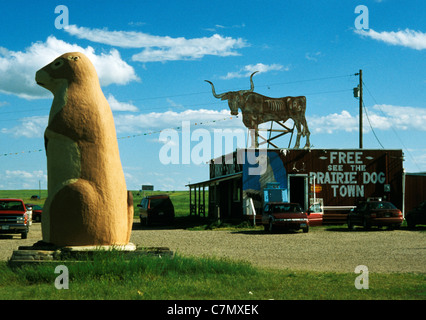 Roadhouse e gigante cane della prateria statua vicino al Parco nazionale Badlands, Dakota del Sud, Stati Uniti d'America nel 1995 Foto Stock