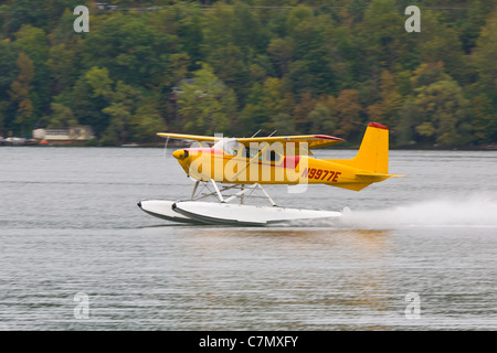 Idrovolante atterraggio sul lago Keuka a Hammondsport New York idrovolante Homecoming sponsorizzato da Glenn Curtis Museum Foto Stock
