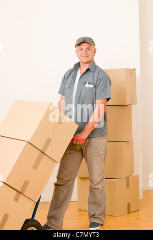 Gentile messenger o mover offrendo le cassette dei pacchi sul carrello Foto Stock